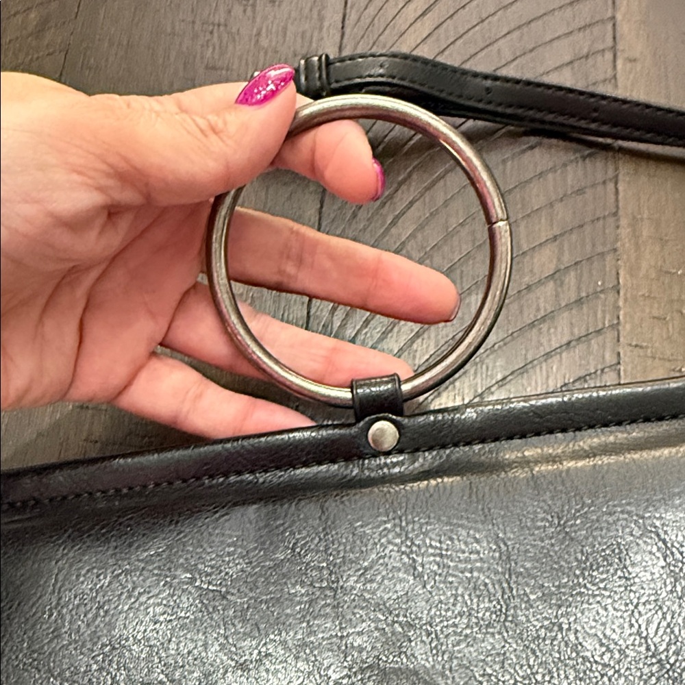 Elegant Black Leather Crossbody Bag - Picture 4 of 7